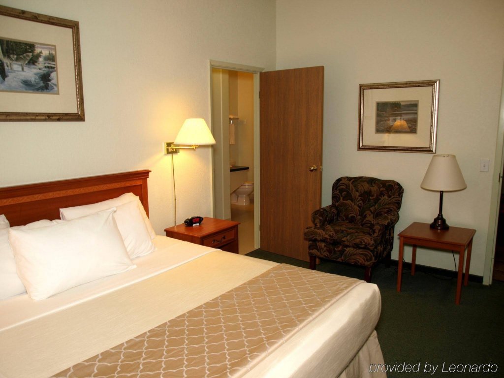 Фото Super 8 by Wyndham Dauphin