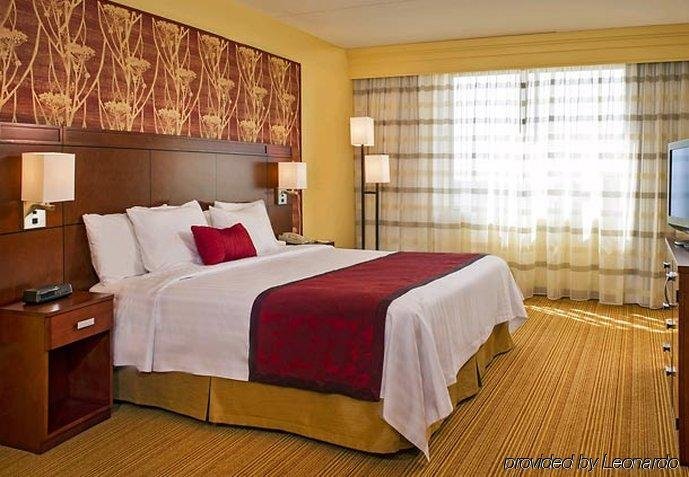 Фото Courtyard by Marriott Long Island MacArthur Airport