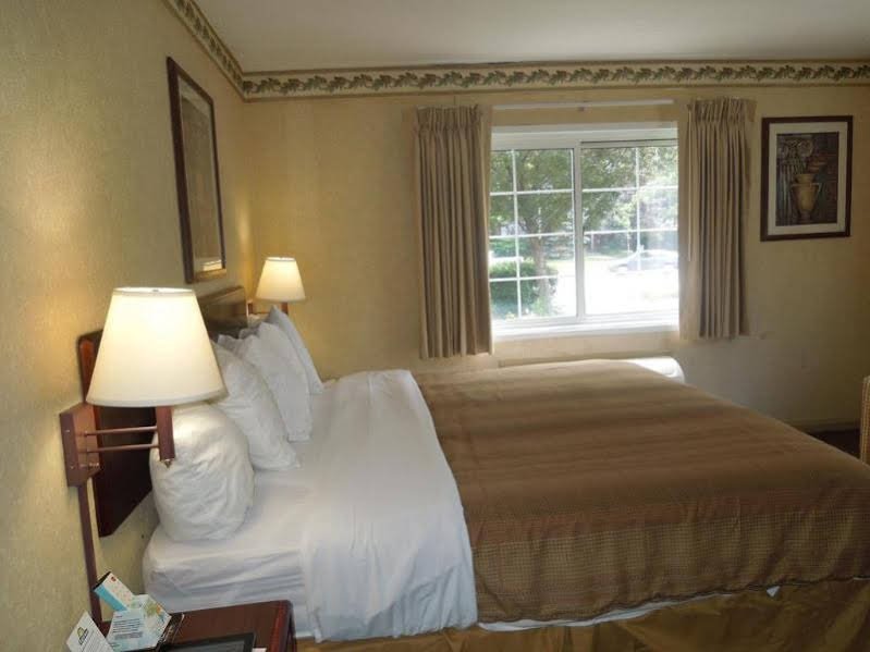 Фото Days Inn by Wyndham Cleveland Lakewood