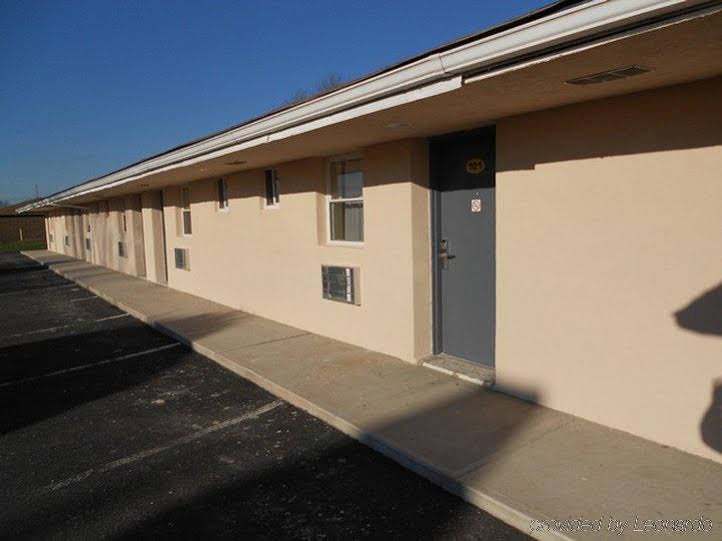 Фото Red Carpet Inn and Suites