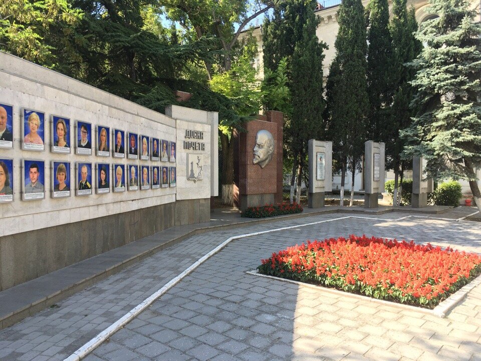 Достопримечательность Доска почёта Ленинского района, Севастополь, фото