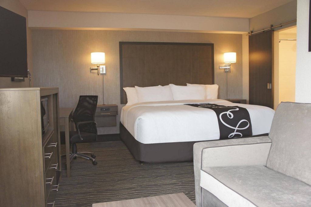 Фото La Quinta Inn & Suites by Wyndham Anchorage Airport