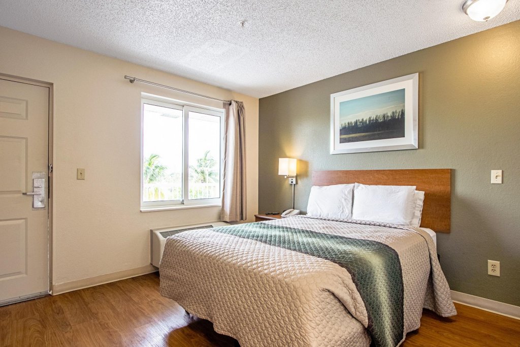 Фото HomeTowne Studios & Suites by Red Roof Columbia