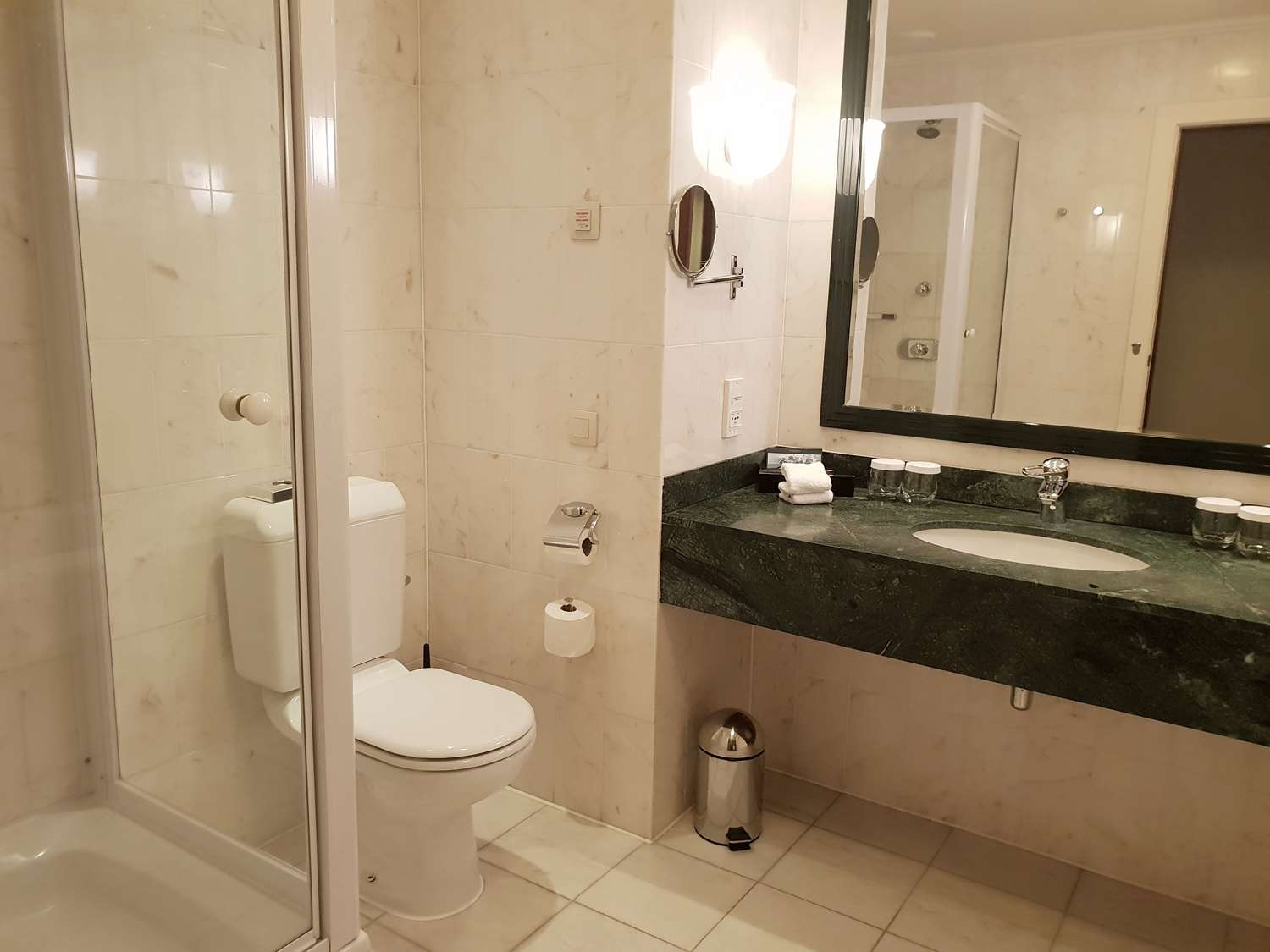 Фото Hilton Antwerp Old Town