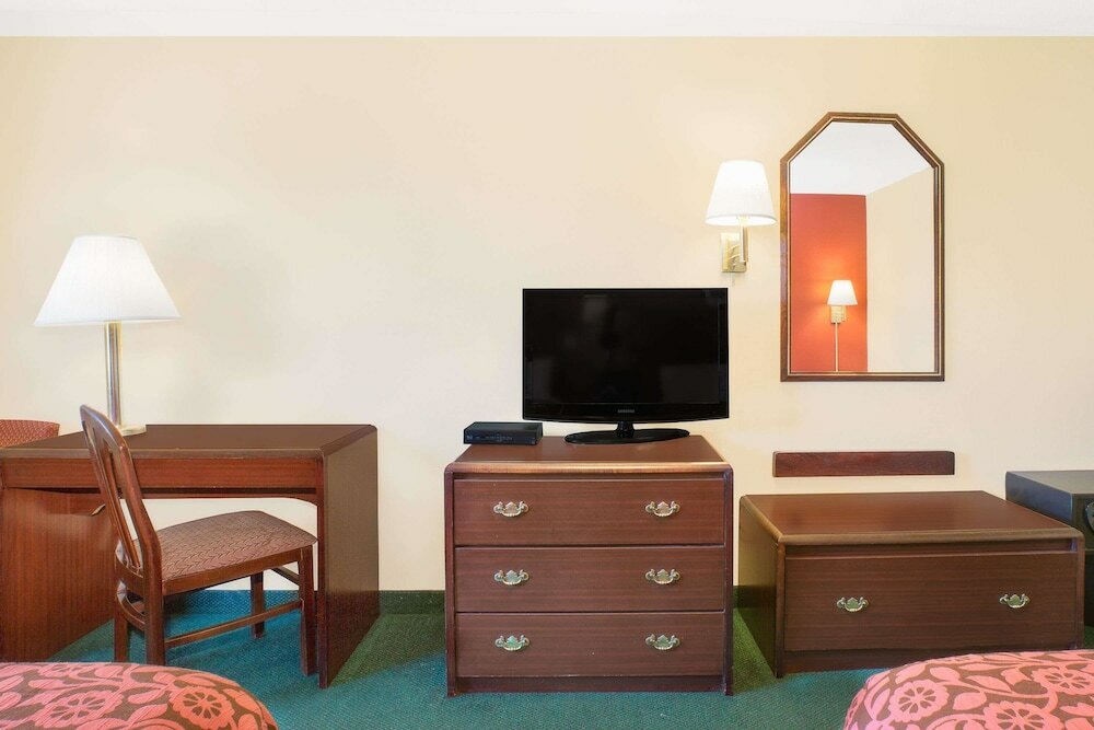 Фото Days Inn by Wyndham Lincoln
