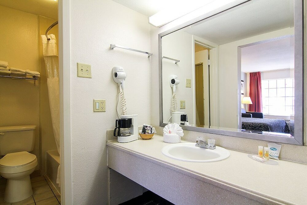Фото Days Inn by Wyndham Market Center Dallas Love Field