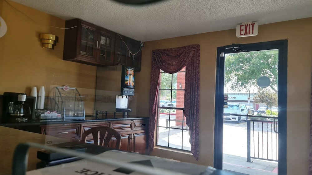 Фото Super 8 by Wyndham Houston West Katy