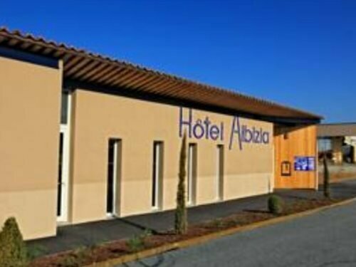 Гостиница The Originals City, Hôtel Albizia в Сарле-ла-Канеде