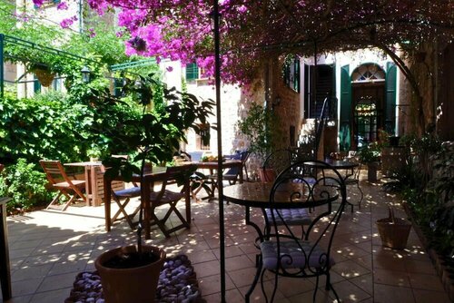 Гостиница Casa Bougainvillea в Сольере