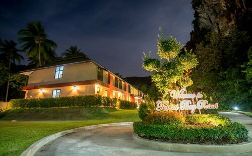 Tonsai Bay Resort