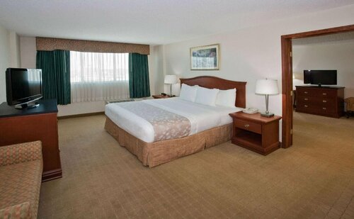 Гостиница La Quinta Inn & Suites by Wyndham Downtown Conference Center в Джэксонвилле
