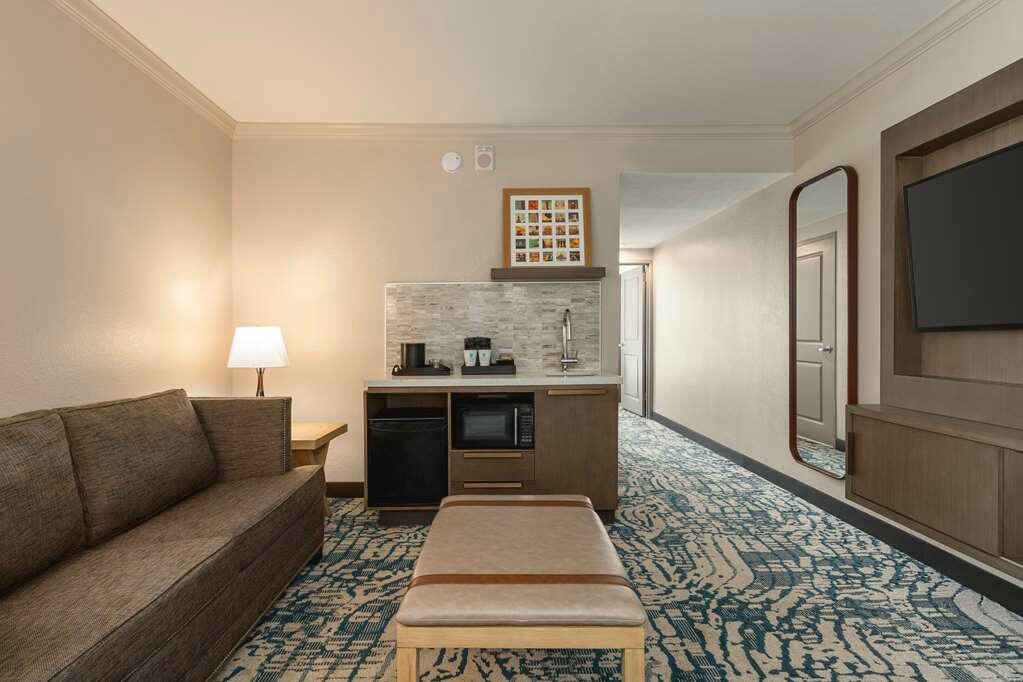 Фото Embassy Suites Tampa Downtown
