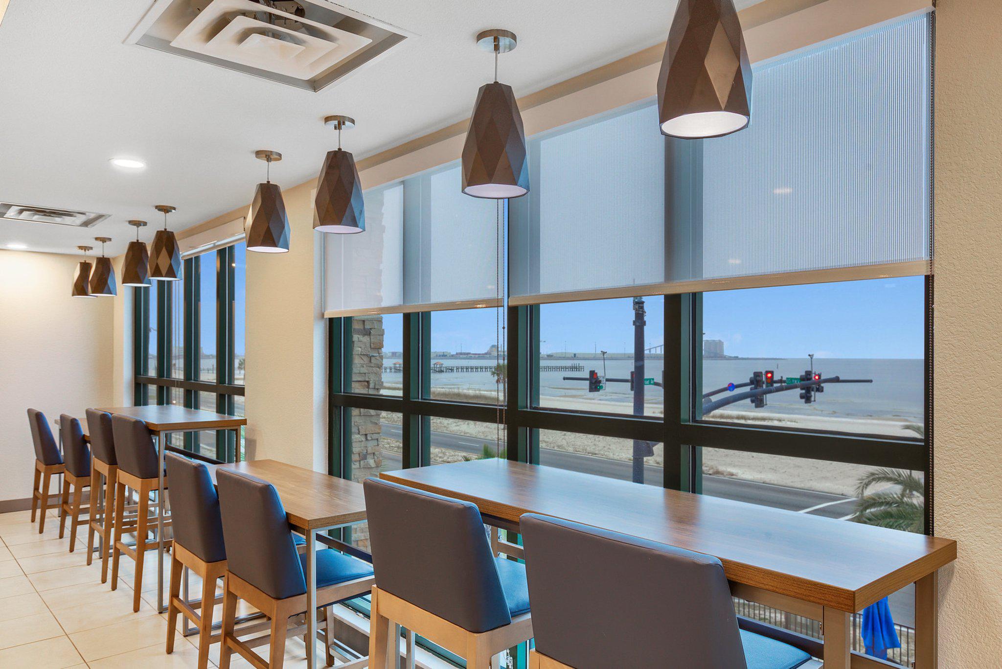 Фото Holiday Inn Express Gulfport Beach, an Ihg Hotel