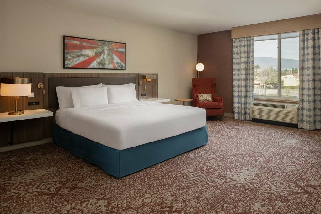Фото Hilton Garden Inn Fontana