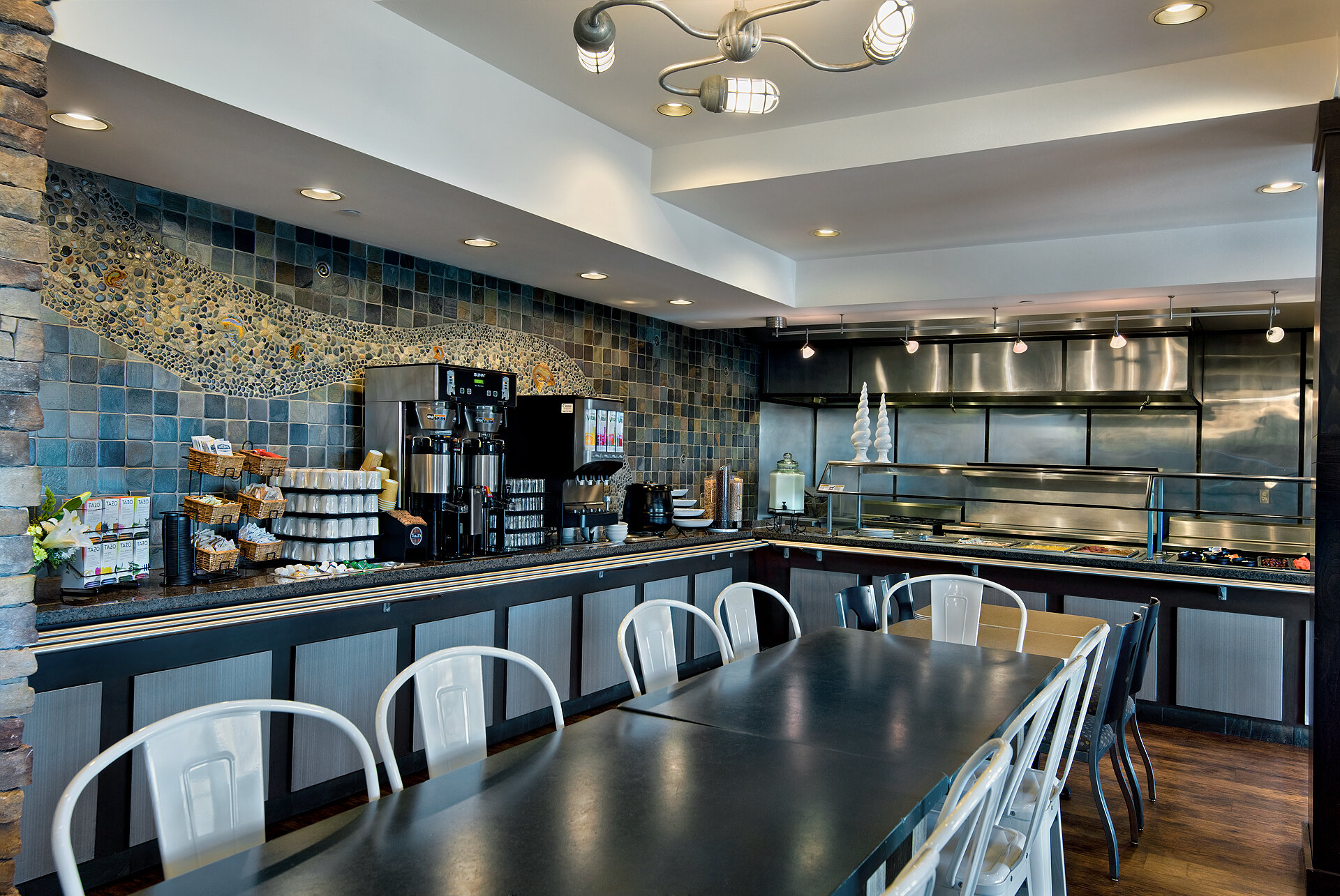 Фото Oxford Suites Silverdale