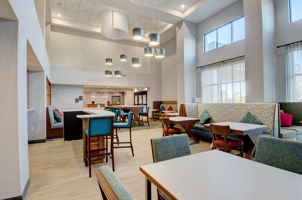 Фото Hampton Inn & Suites Portland West
