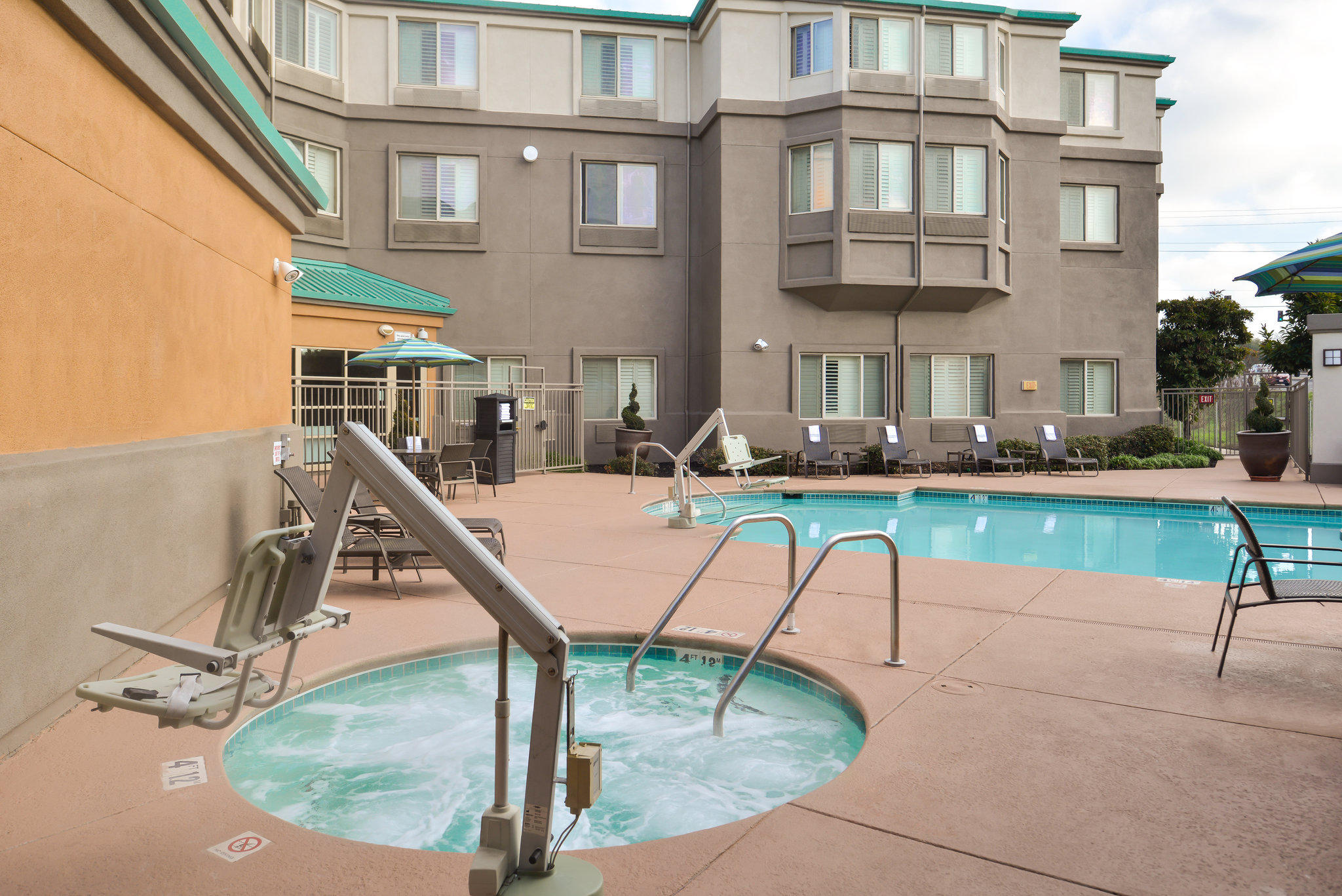 Фото Holiday Inn Express Hotel & Suites Elk Grove Ctrl Sacramento, an Ihg Hotel