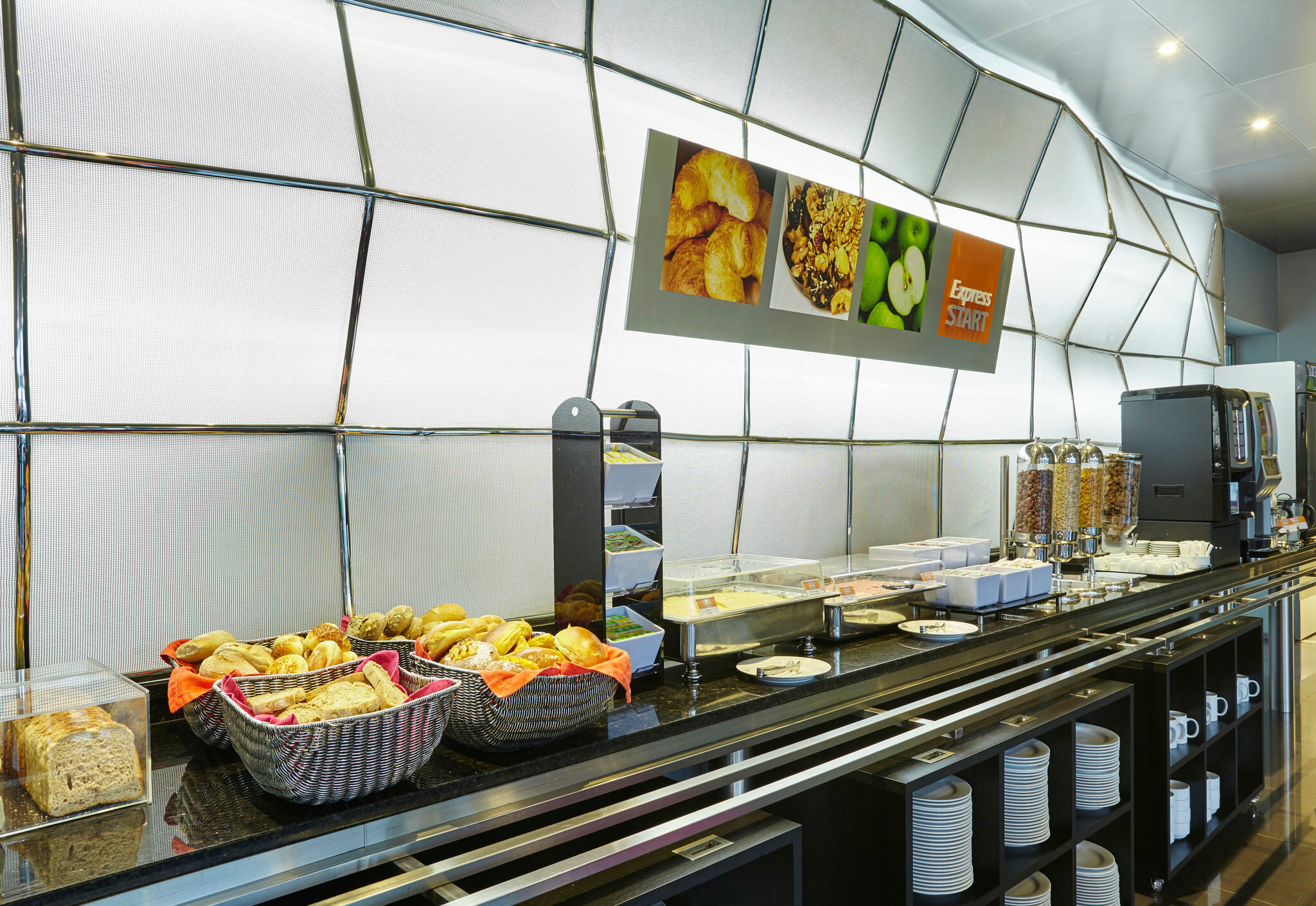 Фото Holiday Inn Express Lisbon Alfragide, an Ihg Hotel