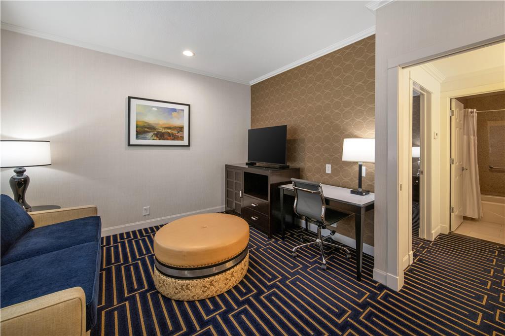 Фото Best Western Plus Palm Court Hotel