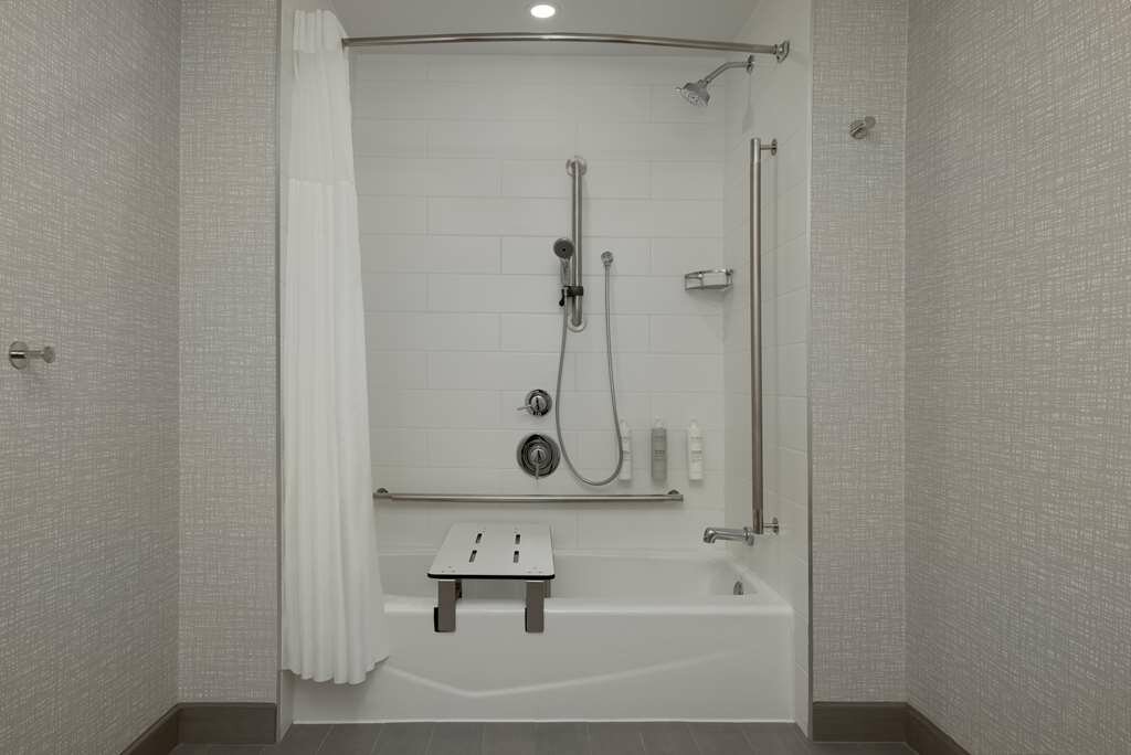 Фото Hampton Inn & Suites by Hilton Toronto Downtown