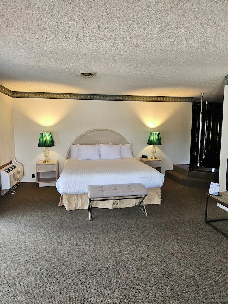 Фото Knights Inn Mackinaw City