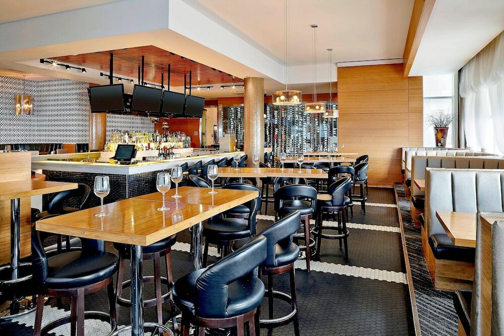 Фото Four Points by Sheraton Calgary Airport