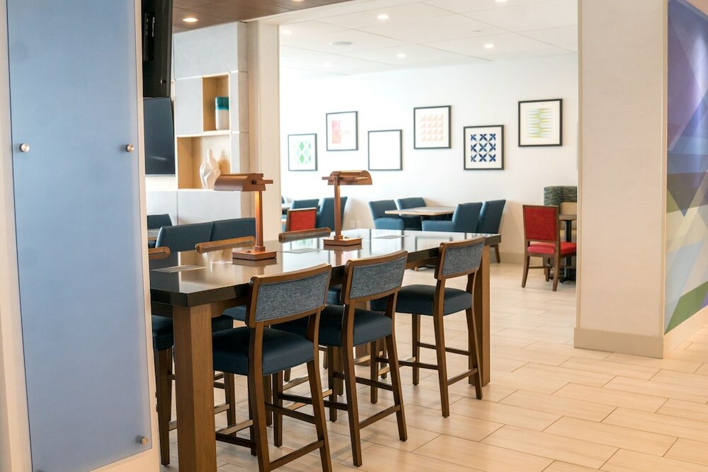 Фото Holiday Inn Express & Suites Brandon, an Ihg Hotel