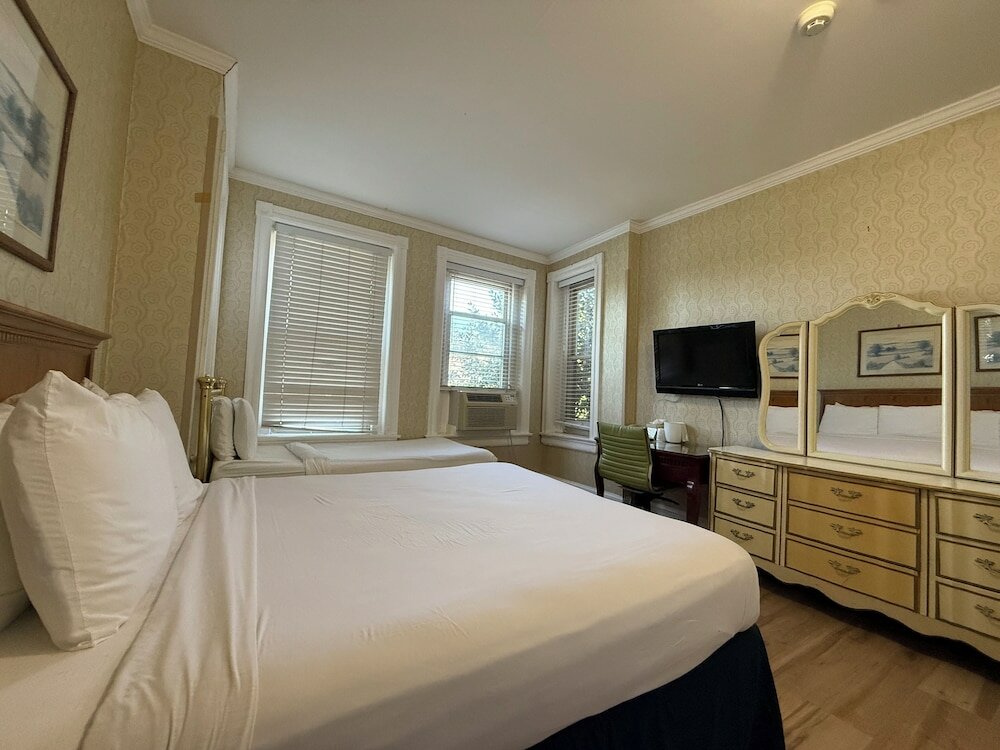 Фото The Baron Hotel