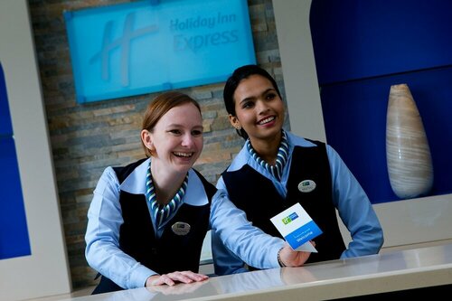 Гостиница Holiday Inn Express Dubai Airport в Дубае