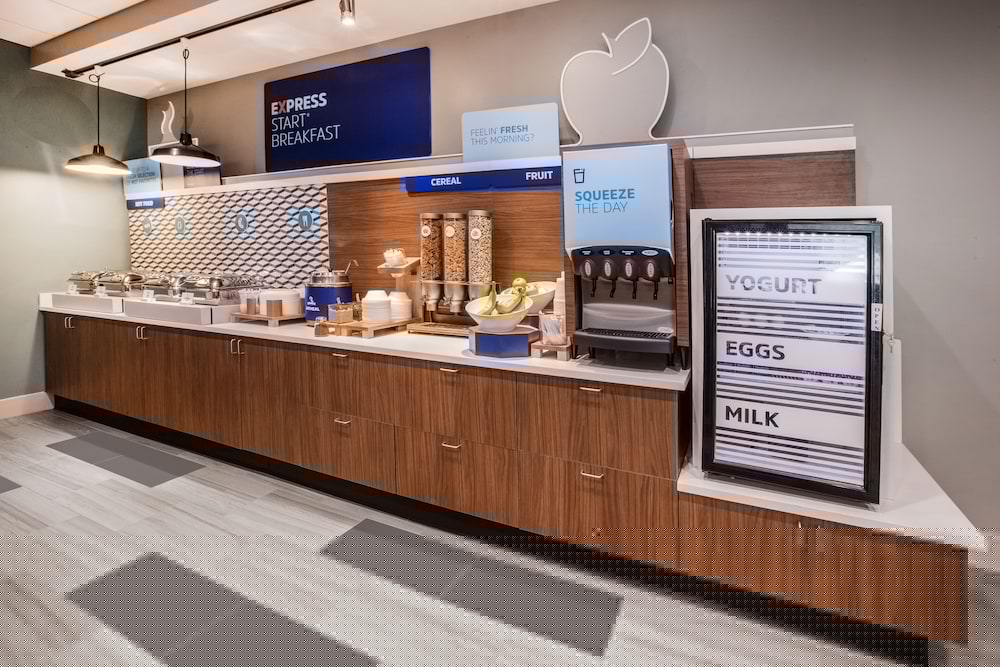 Фото Holiday Inn Express & Suites Greenfield, an Ihg Hotel