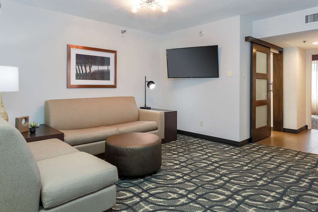 Фото Embassy Suites by Hilton Dallas Love Field