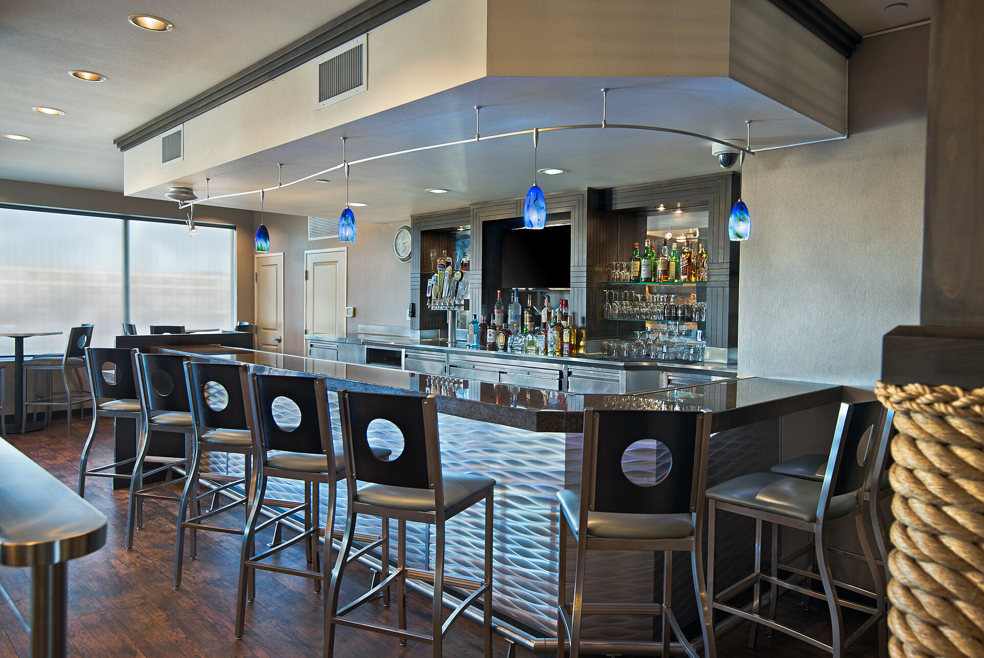 Фото Oxford Suites Silverdale