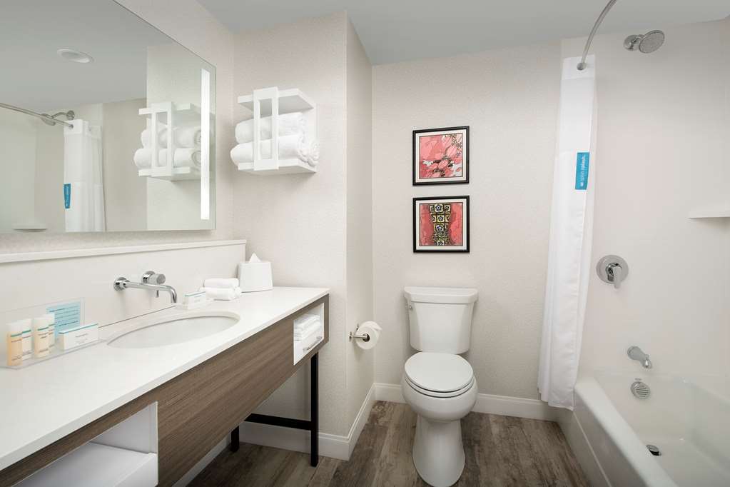 Фото Hampton Inn Boston Logan Airport Chelsea