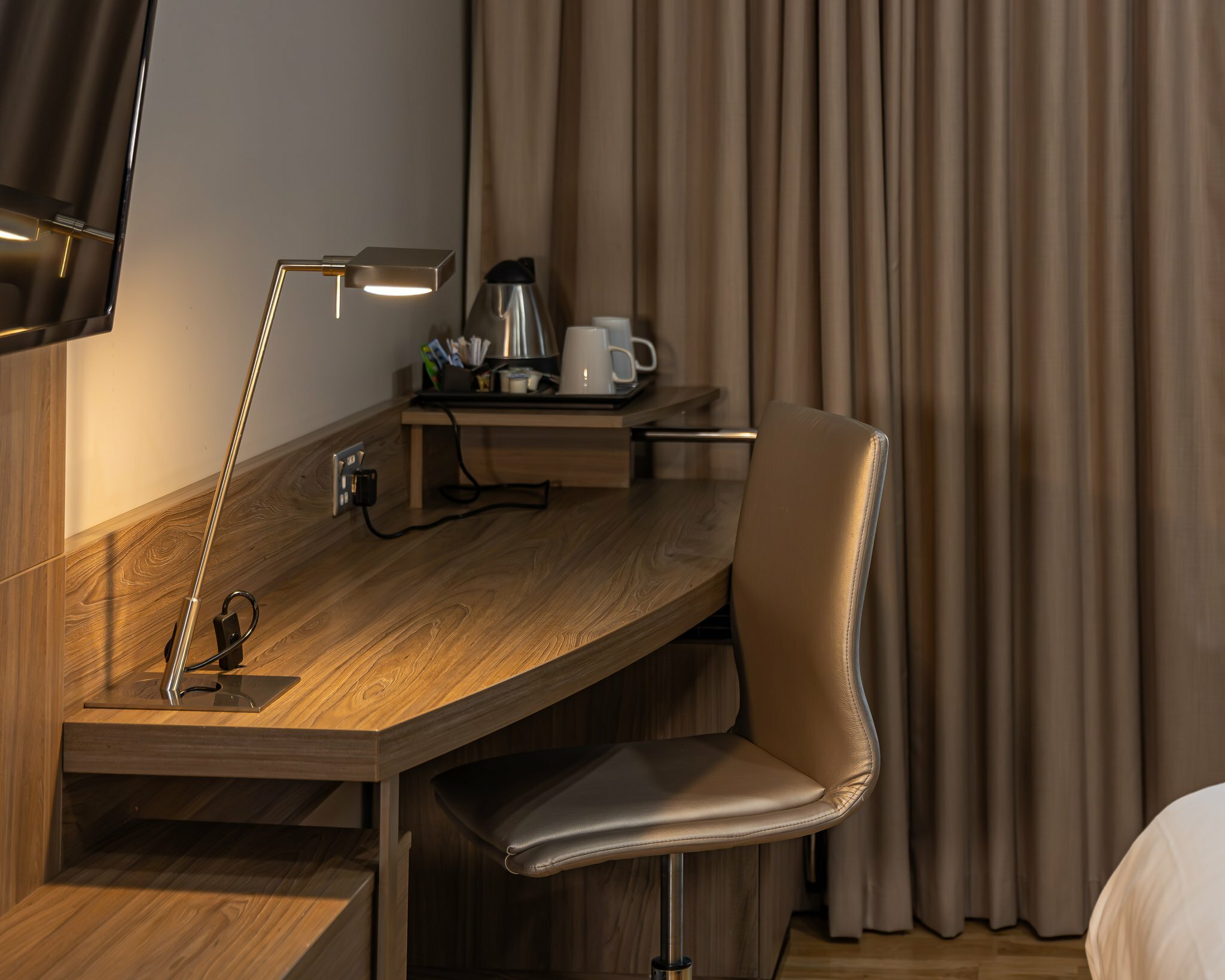 Фото Holiday Inn London - West, an Ihg Hotel
