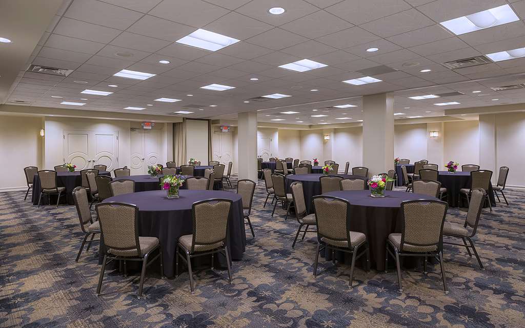 Фото DoubleTree by Hilton Madison Downtown