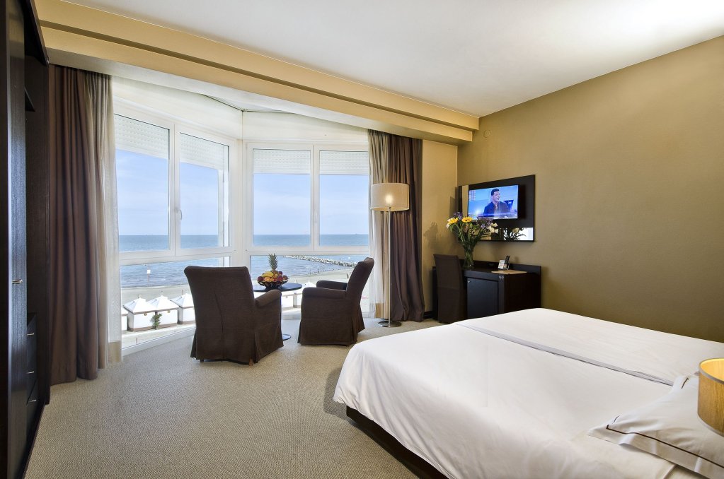 Фото Hotel Petit Palais