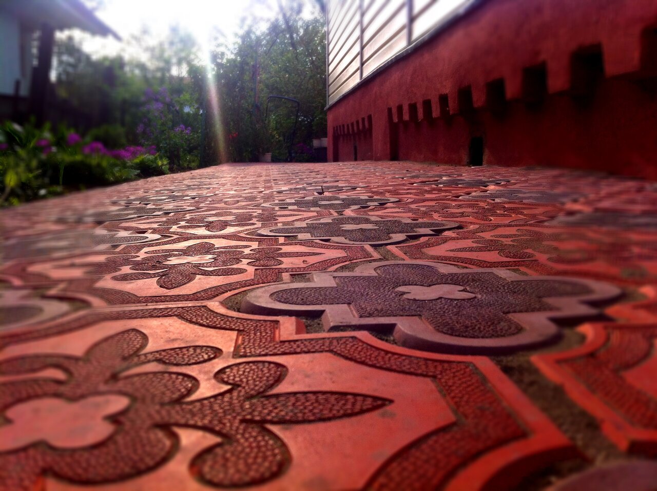 Дорога вымощена узорным паркетом