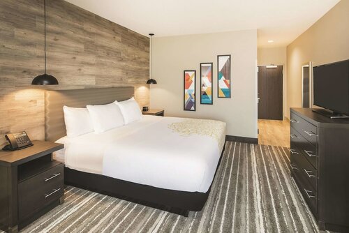 Гостиница La Quinta Inn & Suites by Wyndham McDonough