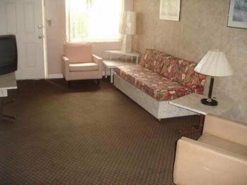 Гостиница Belleair Village Motel в Клируотере