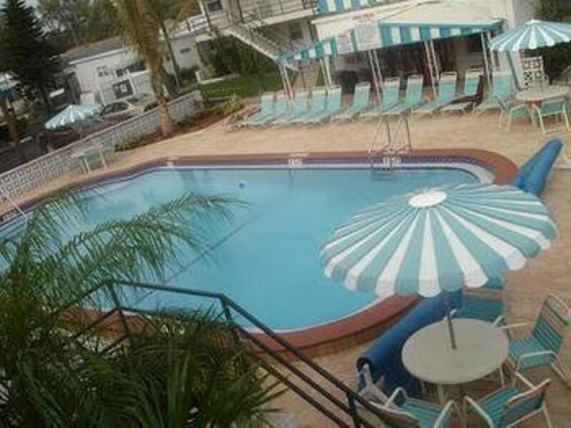 Гостиница Belleair Village Motel в Клируотере