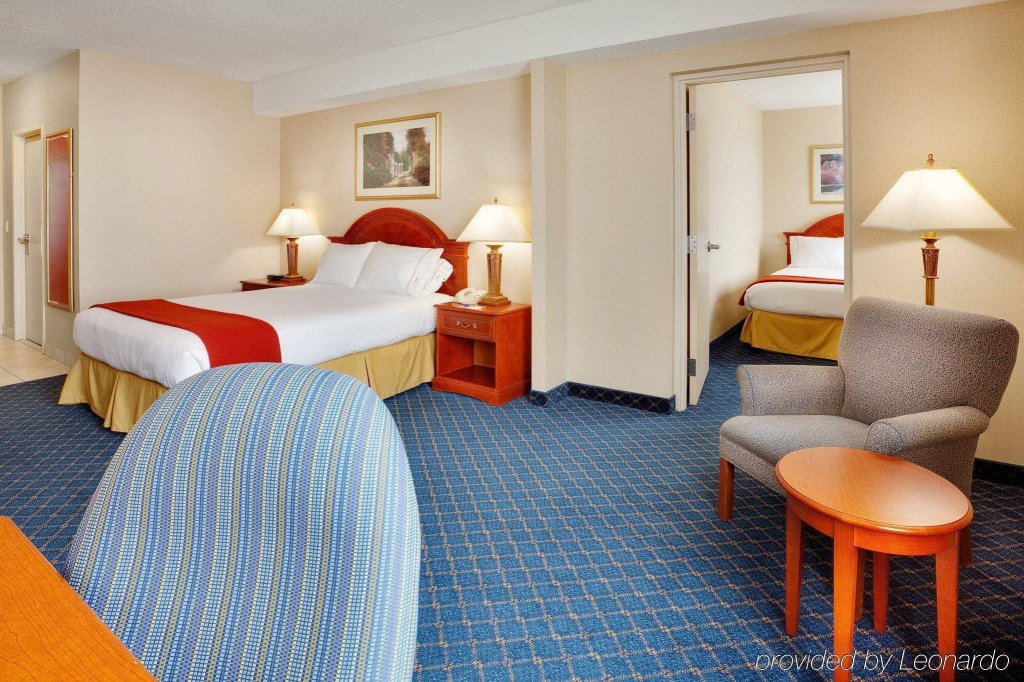 Фото Holiday Inn Express Hotel & Suites Barrie, an Ihg Hotel