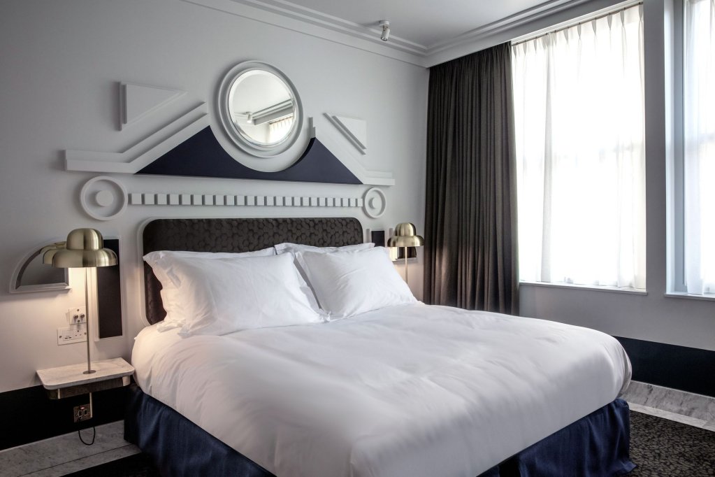 Фото The Henrietta Hotel