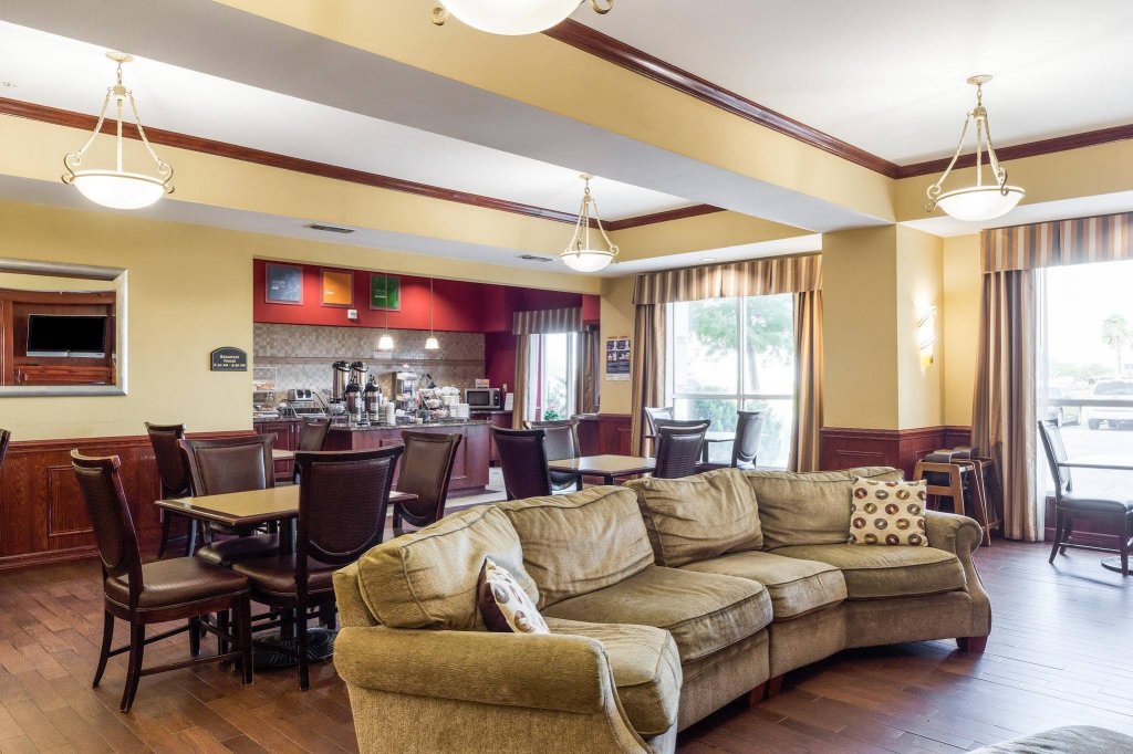 Фото Comfort Suites Central