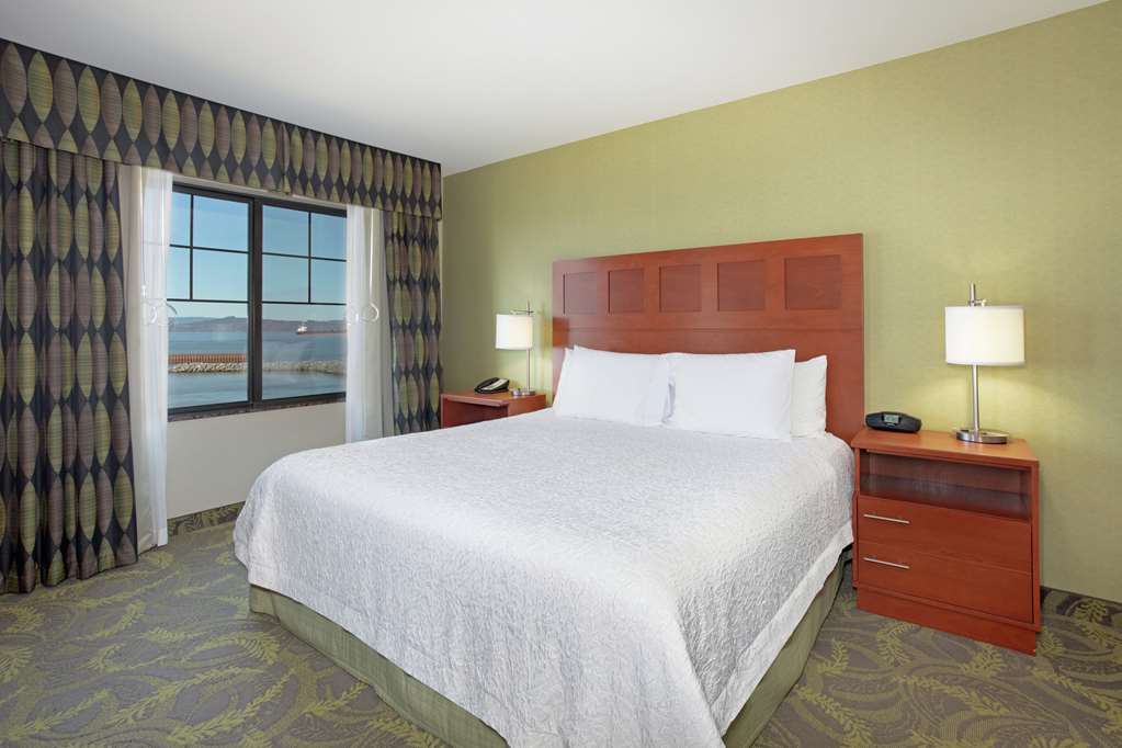 Фото Hampton Inn and Suites Astoria