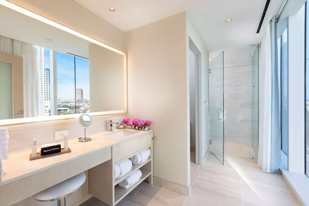 Фото Hall Arts Hotel Dallas, Curio Collection by Hilton