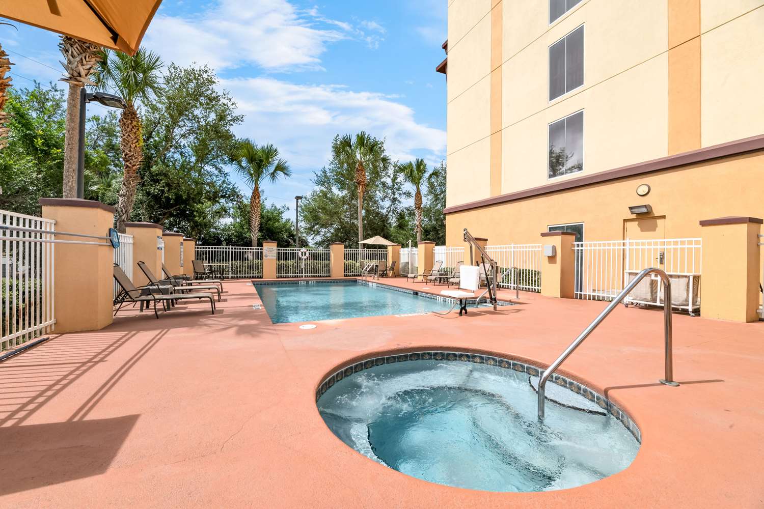 Фото Comfort Suites Orlando Airport