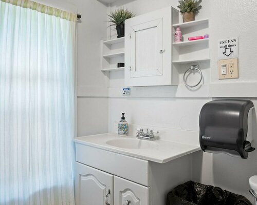 Гостиница Bunk+Brew Historic Lucas House - Hostel в Бенде