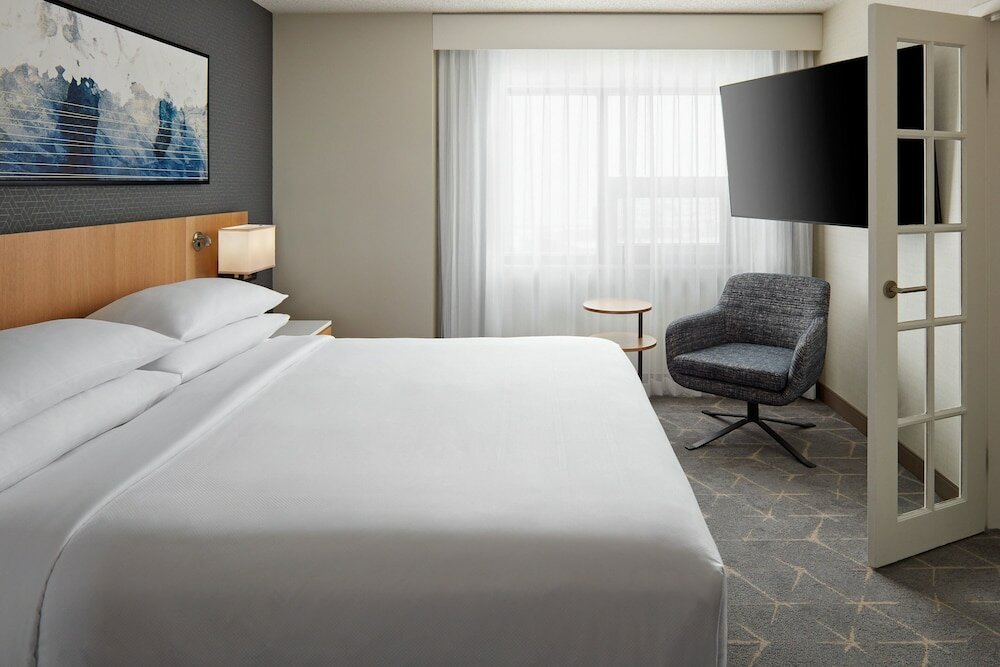 Фото Delta Hotels Calgary Airport In Terminal