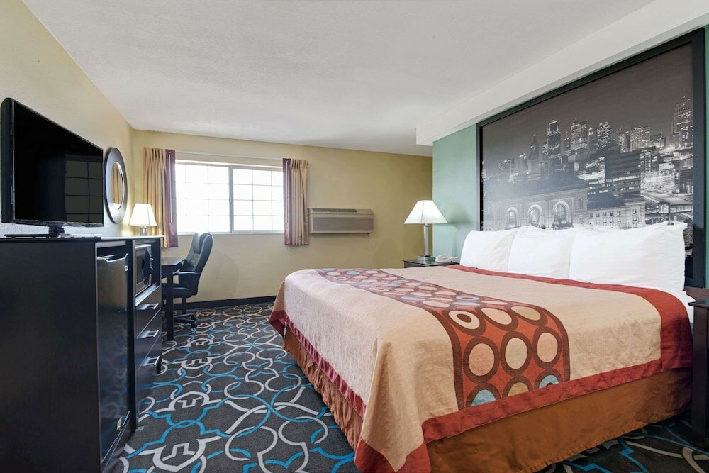 Фото Super 8 by Wyndham Kansas City