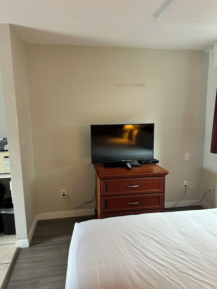 Фото Travelodge by Wyndham Langley City